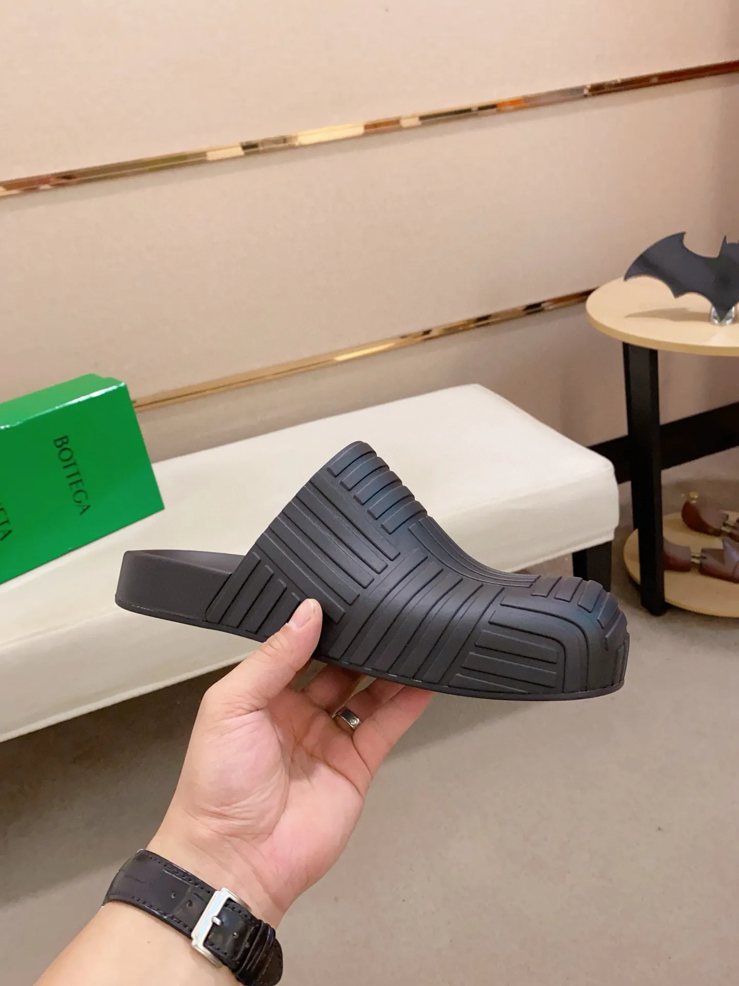 Men's shoes💰: 340💰Couple style👫【BV~Bottega Veneta】Trendy new slippers are on the market, the same style as the official website. Counter quality [strong][strong][strong] Selected rubber fabrics, high-end atmosphere, super cost-effective model. Original wear-resistant rubber outsole. Fine workmanship. The upper layer of materials is used. The quality is visible. Shoe size: Female 36-40. Male 38-46